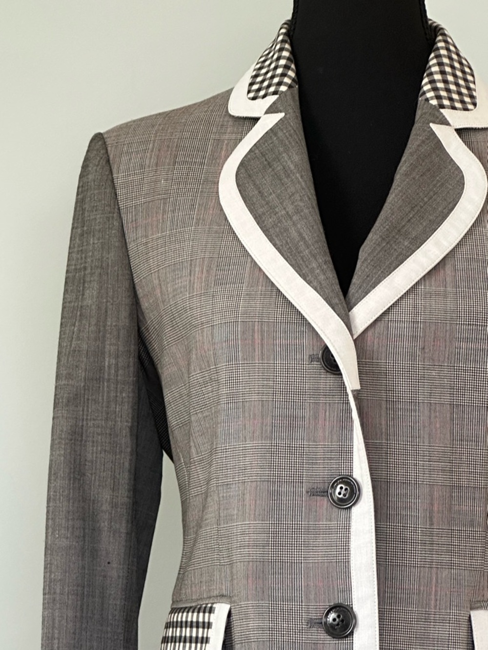 Chic Vintage Moschino Gray Plaid Blazer with White Trim and Gingham Accents - Picture 7 of 15